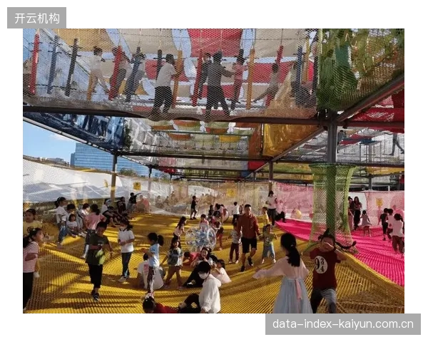 北京五棵松华熙LIVE的“商场+赛场”一体化模式如何将单一观赛客流转化为复合型消费客群，实现全天候的商业价值延伸？
